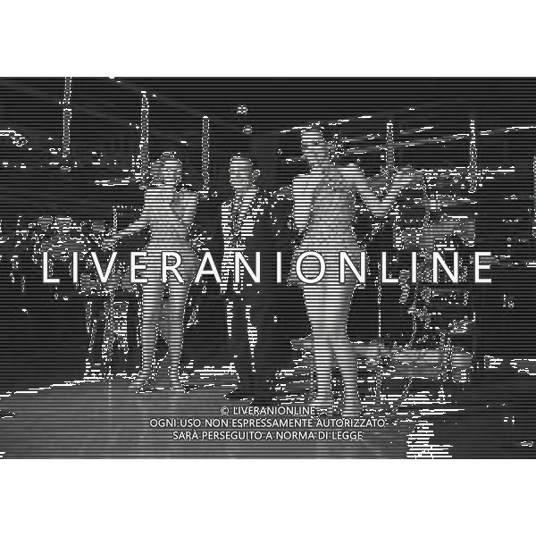 NEG-RETROSPETTIVA ELLEN E ALICE KESSLER E BALLERINE NELLA FOTO ALICE E ELLEN KESSLER IN VAL D\'AOSTA NELL\'ANNO 1972 AG ALDO LIVERANI SAS