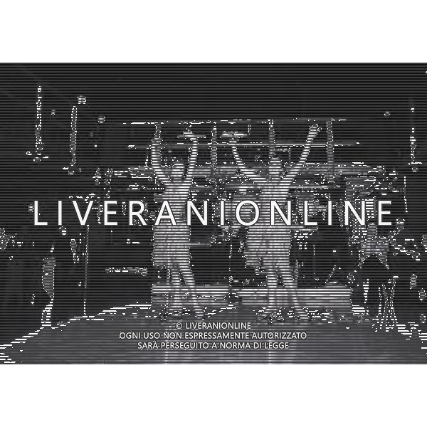 NEG-RETROSPETTIVA ELLEN E ALICE KESSLER E BALLERINE NELLA FOTO ALICE E ELLEN KESSLER IN VAL D\'AOSTA NELL\'ANNO 1972 AG ALDO LIVERANI SAS