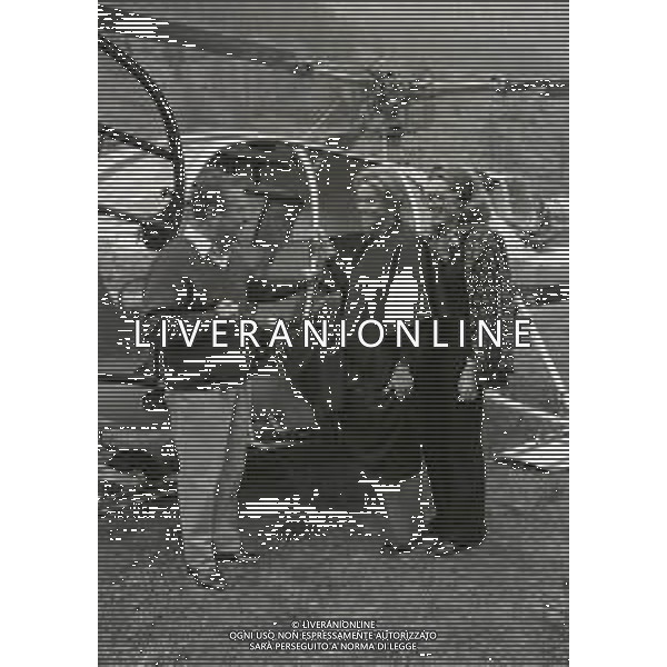 NEG-RETROSPETTIVA ELLEN E ALICE KESSLER E BALLERINE NELLA FOTO ALICE E ELLEN KESSLER IN VAL D\'AOSTA NELL\'ANNO 1972 AG ALDO LIVERANI SAS