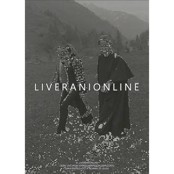 NEG-RETROSPETTIVA ELLEN E ALICE KESSLER E BALLERINE NELLA FOTO ALICE E ELLEN KESSLER IN VAL D\'AOSTA NELL\'ANNO 1972 AG ALDO LIVERANI SAS