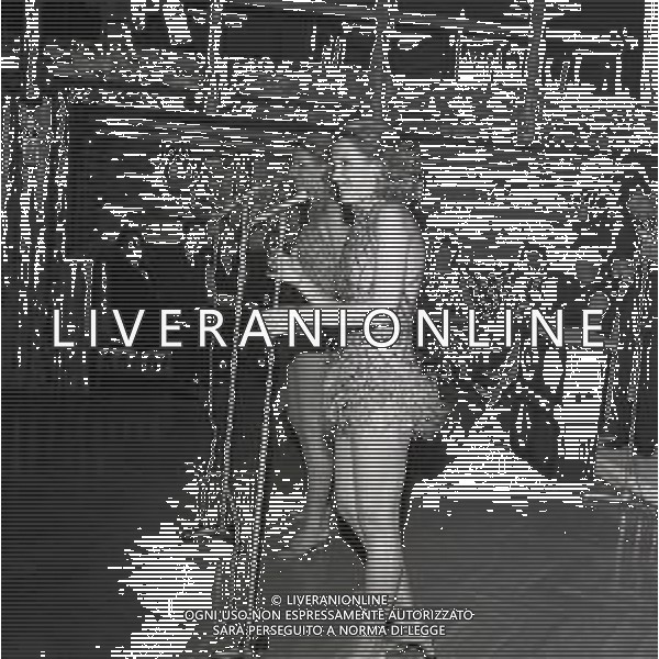 NEG-RETROSPETTIVA ELLEN E ALICE KESSLER E BALLERINE NELLA FOTO ALICE E ELLEN KESSLER IN VAL D\'AOSTA NELL\'ANNO 1972 AG ALDO LIVERANI SAS