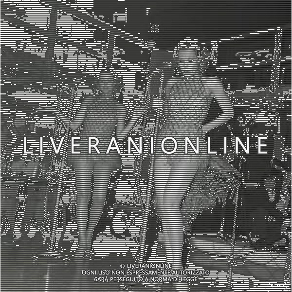 NEG-RETROSPETTIVA ELLEN E ALICE KESSLER E BALLERINE NELLA FOTO ALICE E ELLEN KESSLER IN VAL D\'AOSTA NELL\'ANNO 1972 AG ALDO LIVERANI SAS