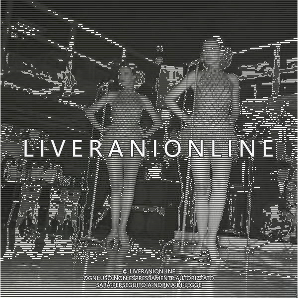 NEG-RETROSPETTIVA ELLEN E ALICE KESSLER E BALLERINE NELLA FOTO ALICE E ELLEN KESSLER IN VAL D\'AOSTA NELL\'ANNO 1972 AG ALDO LIVERANI SAS