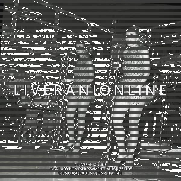 NEG-RETROSPETTIVA ELLEN E ALICE KESSLER E BALLERINE NELLA FOTO ALICE E ELLEN KESSLER IN VAL D\'AOSTA NELL\'ANNO 1972 AG ALDO LIVERANI SAS