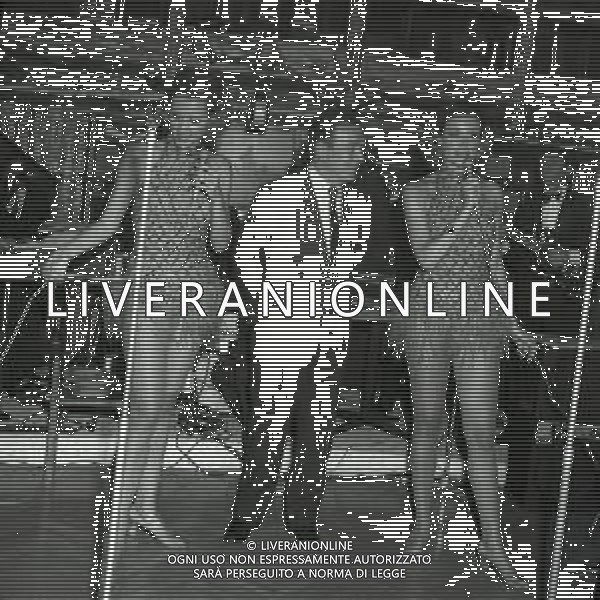 NEG-RETROSPETTIVA ELLEN E ALICE KESSLER E BALLERINE NELLA FOTO ALICE E ELLEN KESSLER IN VAL D\'AOSTA NELL\'ANNO 1972 AG ALDO LIVERANI SAS