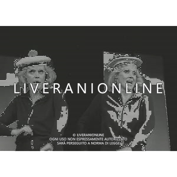 NEG-RETROSPETTIVA ELLEN E ALICE KESSLER E BALLERINE NELLA FOTO ALICE E ELLEN KESSLER AL TEATRO MANZONI NELL\'ANNO 1968 AG ALDO LIVERANI SAS