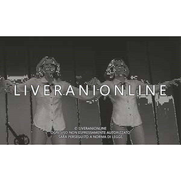 NEG-RETROSPETTIVA ELLEN E ALICE KESSLER E BALLERINE NELLA FOTO ALICE E ELLEN KESSLER AL TEATRO MANZONI NELL\'ANNO 1968 AG ALDO LIVERANI SAS