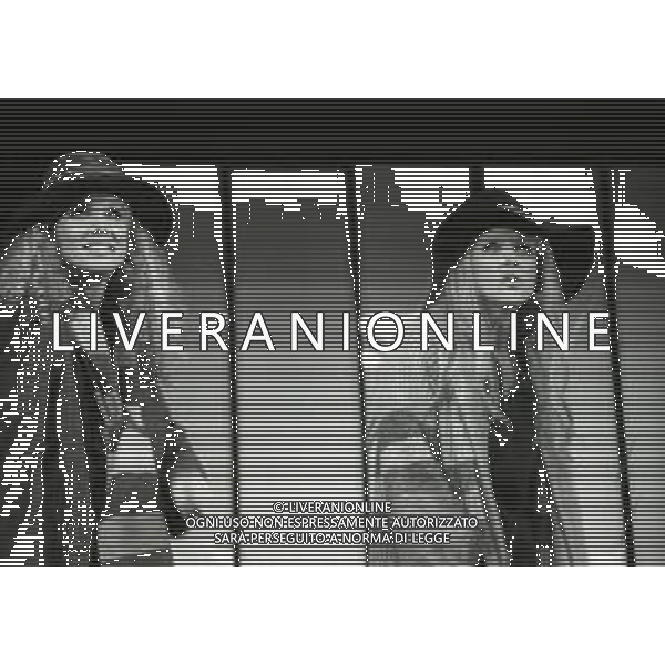 NEG-RETROSPETTIVA ELLEN E ALICE KESSLER E BALLERINE NELLA FOTO ALICE E ELLEN KESSLER AL TEATRO MANZONI NELL\'ANNO 1968 AG ALDO LIVERANI SAS