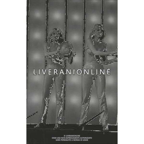 NEG-RETROSPETTIVA ELLEN E ALICE KESSLER E BALLERINE NELLA FOTO ALICE E ELLEN KESSLER AL TEATRO MANZONI NELL\'ANNO 1968 AG ALDO LIVERANI SAS