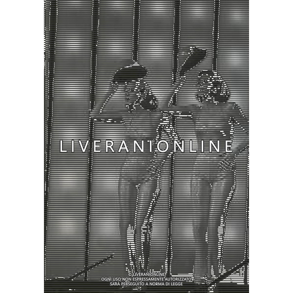 NEG-RETROSPETTIVA ELLEN E ALICE KESSLER E BALLERINE NELLA FOTO ALICE E ELLEN KESSLER AL TEATRO MANZONI NELL\'ANNO 1968 AG ALDO LIVERANI SAS