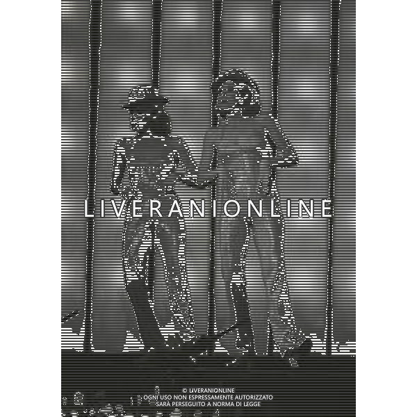 NEG-RETROSPETTIVA ELLEN E ALICE KESSLER E BALLERINE NELLA FOTO ALICE E ELLEN KESSLER AL TEATRO MANZONI NELL\'ANNO 1968 AG ALDO LIVERANI SAS