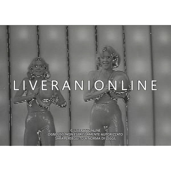 NEG-RETROSPETTIVA ELLEN E ALICE KESSLER E BALLERINE NELLA FOTO ALICE E ELLEN KESSLER AL TEATRO MANZONI NELL\'ANNO 1968 AG ALDO LIVERANI SAS