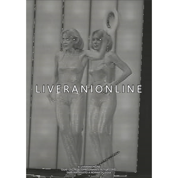 NEG-RETROSPETTIVA ELLEN E ALICE KESSLER E BALLERINE NELLA FOTO ALICE E ELLEN KESSLER AL TEATRO MANZONI NELL\'ANNO 1968 AG ALDO LIVERANI SAS