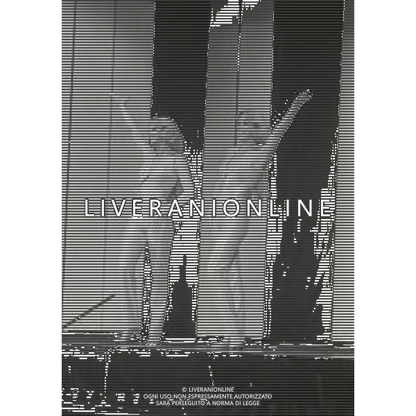 NEG-RETROSPETTIVA ELLEN E ALICE KESSLER E BALLERINE NELLA FOTO ALICE E ELLEN KESSLER AL TEATRO MANZONI NELL\'ANNO 1968 AG ALDO LIVERANI SAS