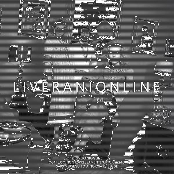 NEG-RETROSPETTIVA ELLEN E ALICE KESSLER BALLERINE NELLA FOTO ELLEN KESSLER E ALICE KESSLER NELL\'ANNO 1971 CON MASSIMINI SANDRO A MILANO AG ALDO LIVERANI SAS 