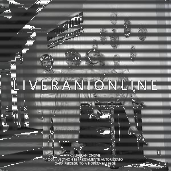 NEG-RETROSPETTIVA ELLEN E ALICE KESSLER BALLERINE NELLA FOTO ELLEN KESSLER E ALICE KESSLER NELL\'ANNO 1971 CON MASSIMINI SANDRO A MILANO AG ALDO LIVERANI SAS 