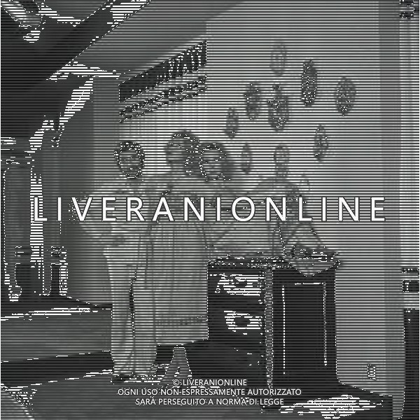 NEG-RETROSPETTIVA ELLEN E ALICE KESSLER BALLERINE NELLA FOTO ELLEN KESSLER E ALICE KESSLER NELL\'ANNO 1971 CON MASSIMINI SANDRO A MILANO AG ALDO LIVERANI SAS 