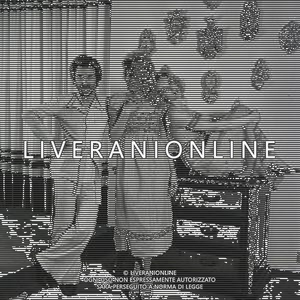 NEG-RETROSPETTIVA ELLEN E ALICE KESSLER BALLERINE NELLA FOTO ELLEN KESSLER E ALICE KESSLER NELL\'ANNO 1971 CON MASSIMINI SANDRO A MILANO AG ALDO LIVERANI SAS 