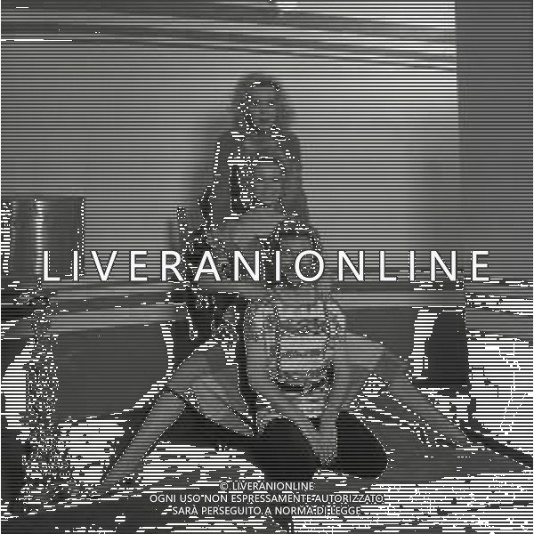 NEG-RETROSPETTIVA ELLEN E ALICE KESSLER BALLERINE NELLA FOTO ELLEN KESSLER E ALICE KESSLER NELL\'ANNO 1971 CON MASSIMINI SANDRO A MILANO AG ALDO LIVERANI SAS 