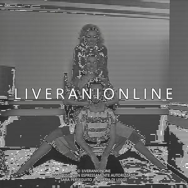 NEG-RETROSPETTIVA ELLEN E ALICE KESSLER BALLERINE NELLA FOTO ELLEN KESSLER E ALICE KESSLER NELL\'ANNO 1971 CON MASSIMINI SANDRO A MILANO AG ALDO LIVERANI SAS 