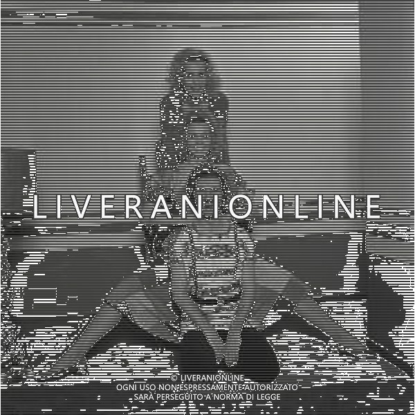 NEG-RETROSPETTIVA ELLEN E ALICE KESSLER BALLERINE NELLA FOTO ELLEN KESSLER E ALICE KESSLER NELL\'ANNO 1971 CON MASSIMINI SANDRO A MILANO AG ALDO LIVERANI SAS 