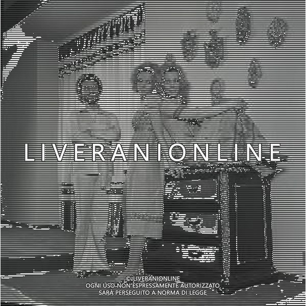 NEG-RETROSPETTIVA ELLEN E ALICE KESSLER BALLERINE NELLA FOTO ELLEN KESSLER E ALICE KESSLER NELL\'ANNO 1971 CON MASSIMINI SANDRO A MILANO AG ALDO LIVERANI SAS 