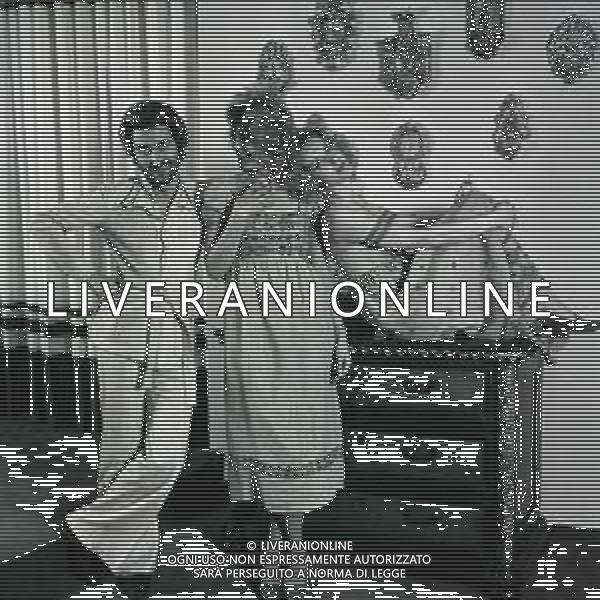 NEG-RETROSPETTIVA ELLEN E ALICE KESSLER BALLERINE NELLA FOTO ELLEN KESSLER E ALICE KESSLER NELL\'ANNO 1971 CON MASSIMINI SANDRO A MILANO AG ALDO LIVERANI SAS 