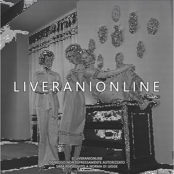 NEG-RETROSPETTIVA ELLEN E ALICE KESSLER BALLERINE NELLA FOTO ELLEN KESSLER E ALICE KESSLER NELL\'ANNO 1971 CON MASSIMINI SANDRO A MILANO AG ALDO LIVERANI SAS 