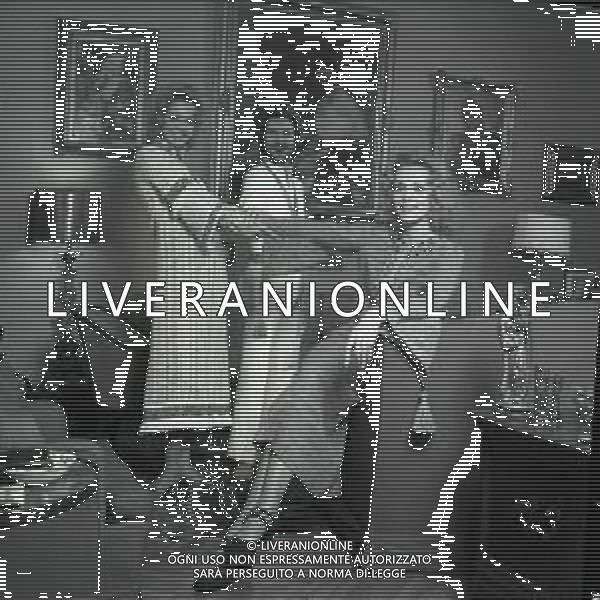 NEG-RETROSPETTIVA ELLEN E ALICE KESSLER BALLERINE NELLA FOTO ELLEN KESSLER E ALICE KESSLER NELL\'ANNO 1971 CON MASSIMINI SANDRO A MILANO AG ALDO LIVERANI SAS 