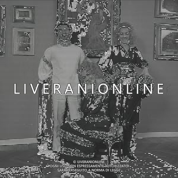 NEG-RETROSPETTIVA ELLEN E ALICE KESSLER BALLERINE NELLA FOTO ELLEN KESSLER E ALICE KESSLER NELL\'ANNO 1971 CON MASSIMINI SANDRO A MILANO AG ALDO LIVERANI SAS 