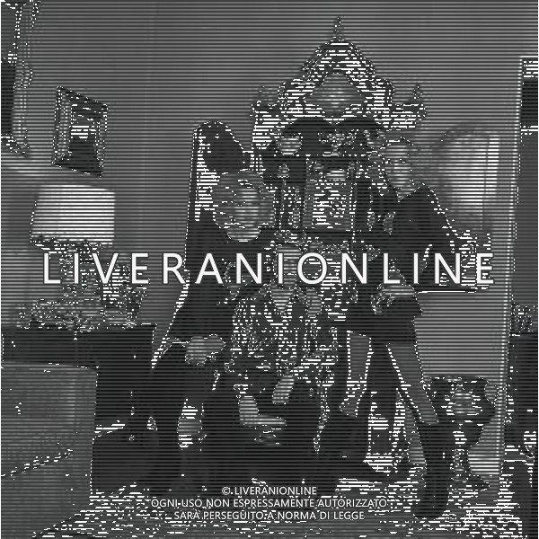 NEG-RETROSPETTIVA ELLEN E ALICE KESSLER BALLERINE NELLA FOTO ELLEN KESSLER E ALICE KESSLER NELL\'ANNO 1971 CON MASSIMINI SANDRO A MILANO AG ALDO LIVERANI SAS 