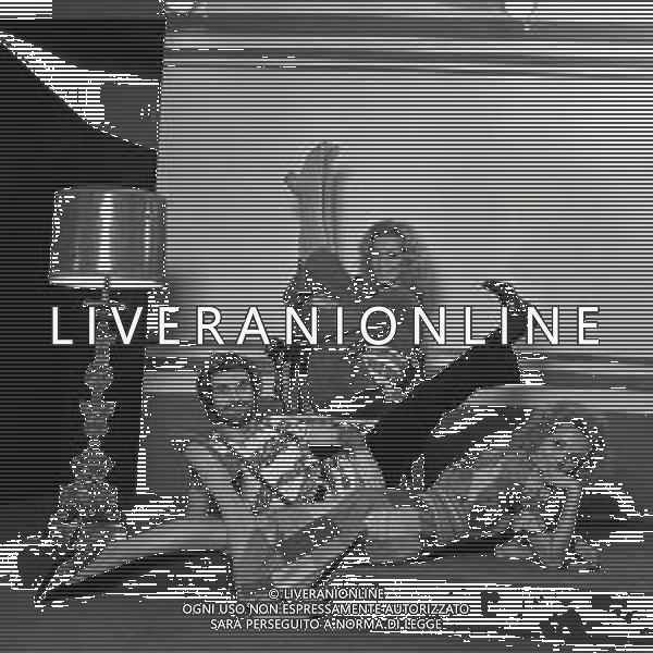 NEG-RETROSPETTIVA ELLEN E ALICE KESSLER BALLERINE NELLA FOTO ELLEN KESSLER E ALICE KESSLER NELL\'ANNO 1971 CON MASSIMINI SANDRO A MILANO AG ALDO LIVERANI SAS 