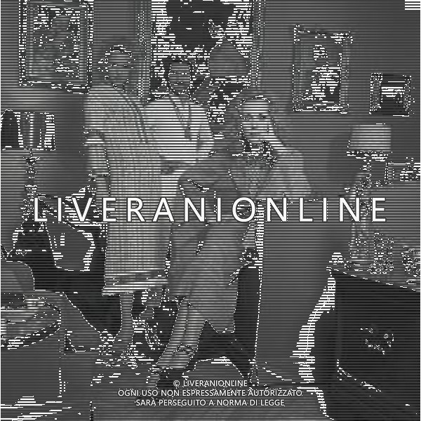 NEG-RETROSPETTIVA ELLEN E ALICE KESSLER BALLERINE NELLA FOTO ELLEN KESSLER E ALICE KESSLER NELL\'ANNO 1971 CON MASSIMINI SANDRO A MILANO AG ALDO LIVERANI SAS 