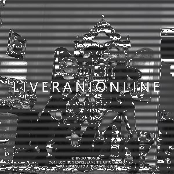 NEG-RETROSPETTIVA ELLEN E ALICE KESSLER BALLERINE NELLA FOTO ELLEN KESSLER E ALICE KESSLER NELL\'ANNO 1971 CON MASSIMINI SANDRO A MILANO AG ALDO LIVERANI SAS 