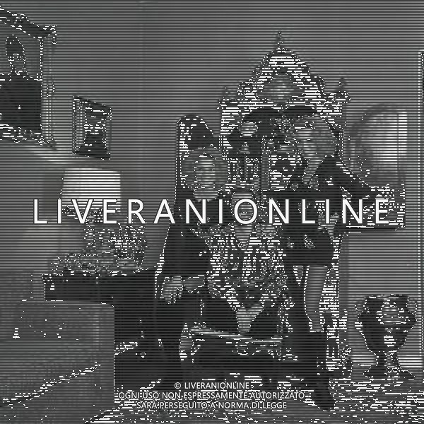 NEG-RETROSPETTIVA ELLEN E ALICE KESSLER BALLERINE NELLA FOTO ELLEN KESSLER E ALICE KESSLER NELL\'ANNO 1971 CON MASSIMINI SANDRO A MILANO AG ALDO LIVERANI SAS 