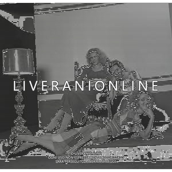 NEG-RETROSPETTIVA ELLEN E ALICE KESSLER BALLERINE NELLA FOTO ELLEN KESSLER E ALICE KESSLER NELL\'ANNO 1971 CON MASSIMINI SANDRO A MILANO AG ALDO LIVERANI SAS 