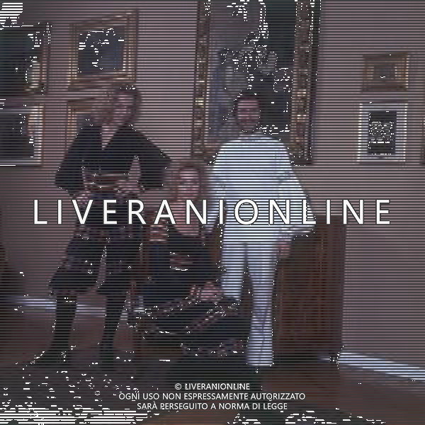 COL-RETROSPETTIVA ELLEN E ALICE KESSLER BALLERINE NELLA FOTO ELLEN KESSLER E ALICE KESSLER NELL\'ANNO 1971 CON MASSIMINI SANDRO A MILANO AG ALDO LIVERANI SAS