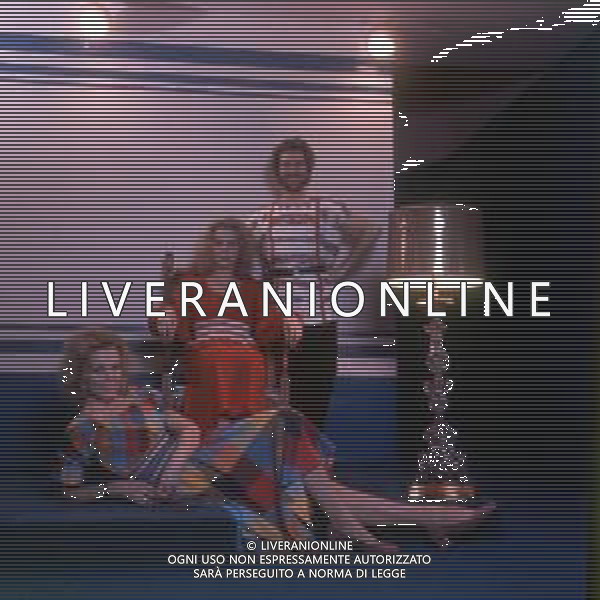 COL-RETROSPETTIVA ELLEN E ALICE KESSLER BALLERINE NELLA FOTO ELLEN KESSLER E ALICE KESSLER NELL\'ANNO 1971 CON MASSIMINI SANDRO A MILANO AG ALDO LIVERANI SAS