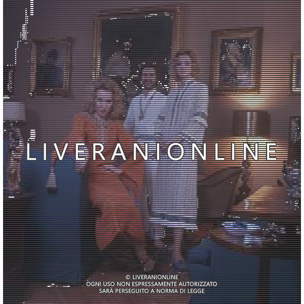 COL-RETROSPETTIVA ELLEN E ALICE KESSLER BALLERINE NELLA FOTO ELLEN KESSLER E ALICE KESSLER NELL\'ANNO 1971 CON MASSIMINI SANDRO A MILANO AG ALDO LIVERANI SAS