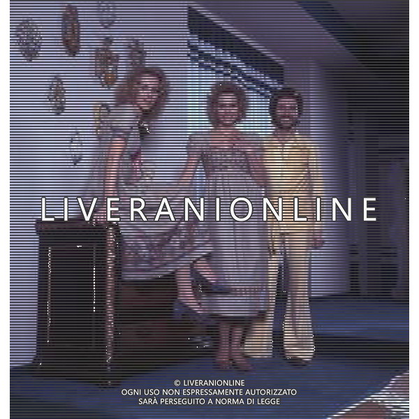 COL-RETROSPETTIVA ELLEN E ALICE KESSLER BALLERINE NELLA FOTO ELLEN KESSLER E ALICE KESSLER NELL\'ANNO 1971 CON MASSIMINI SANDRO A MILANO AG ALDO LIVERANI SAS