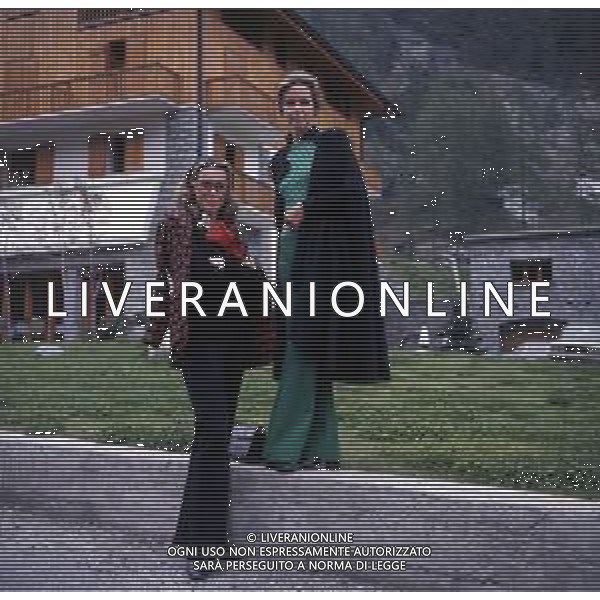 COL-RETROSPETTIVA ELLEN E ALICE KESSLER E BALLERINE NELLA FOTO ALICE E ELLEN KESSLER IN VAL D\'AOSTA NELL\'ANNO 1972 AG ALDO LIVERANI SAS