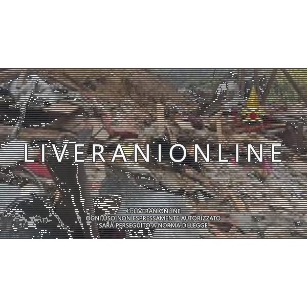 17-11-20205 GORIZIA MALTEMPO FRIULI VENEZIA GIULIA, RECUPERATO IL CORPO DELLA DONNA DISPERSA A CORMONS PROSEGUE IL LAVORO DELLE SQUADRE NELLE PROVINCE DI UDINE E GORIZIA È stato recuperato alle 23 di ieri dalle squadre USAR (Urban Search and Rescue) il corpo privo di vita della donna dispersa per il crollo della propria abitazione a Cormons (GO), coinvolta da una frana. Prosegue il lavoro delle squadre dei vigili del fuoco per la messa in sicurezza del sito interessato dal cedimento. Nella frazione di Versa, territorio di Romans d’Isonzo (GO), sono terminate stanotte le opere dei vigili del fuoco per l’evacuazione di persone bloccate dall’acqua nelle proprie abitazioni. Da stamattina sono in corso operazioni di pompaggio di aree allagate. In fase risolutiva gli interventi dei vigili del fuoco nelle zone di Udine, Palmanova, Trivignano e Manzano, colpite dal forte maltempo di ieri. Nelle due province del Friuli Venezia Giulia al momento stanno operando oltre 200 vigili del fuoco, tra cui personale in rinforzo giunto dalla regione Lombardia, dal Veneto e dall’Emilia Romagna. FOTO VIGILI DEL FUOCO-AG ALDO LIVERANI SAS