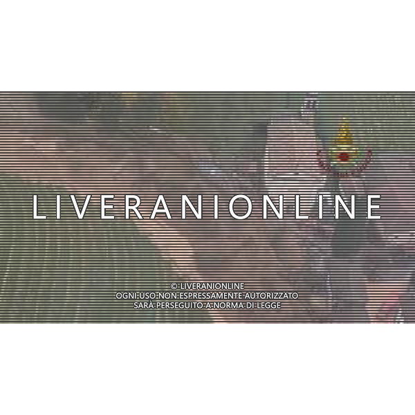 17-11-20205 GORIZIA MALTEMPO FRIULI VENEZIA GIULIA, RECUPERATO IL CORPO DELLA DONNA DISPERSA A CORMONS PROSEGUE IL LAVORO DELLE SQUADRE NELLE PROVINCE DI UDINE E GORIZIA È stato recuperato alle 23 di ieri dalle squadre USAR (Urban Search and Rescue) il corpo privo di vita della donna dispersa per il crollo della propria abitazione a Cormons (GO), coinvolta da una frana. Prosegue il lavoro delle squadre dei vigili del fuoco per la messa in sicurezza del sito interessato dal cedimento. Nella frazione di Versa, territorio di Romans d’Isonzo (GO), sono terminate stanotte le opere dei vigili del fuoco per l’evacuazione di persone bloccate dall’acqua nelle proprie abitazioni. Da stamattina sono in corso operazioni di pompaggio di aree allagate. In fase risolutiva gli interventi dei vigili del fuoco nelle zone di Udine, Palmanova, Trivignano e Manzano, colpite dal forte maltempo di ieri. Nelle due province del Friuli Venezia Giulia al momento stanno operando oltre 200 vigili del fuoco, tra cui personale in rinforzo giunto dalla regione Lombardia, dal Veneto e dall’Emilia Romagna. FOTO VIGILI DEL FUOCO-AG ALDO LIVERANI SAS