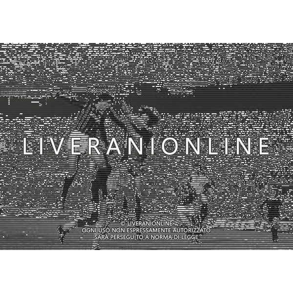 NEG-1982-1983 -MILANO COPPA ITALIA MILAN-VERONA 3-3 NELLA FOTO CLAUDIO GARELLA E VINICIO VERZA AG ALDO LIVERANI SAS