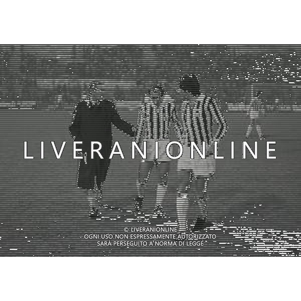 28-11-1979 MILANO QUARTI DI FINALE ANDATA DI COPPA ITALIA INTER -JUVENTUS 1-2 NELLAFOTO ROMOLO BIZZOTTO CON GAETANO SCIREA E GIUSEPPE FURINO AG ALDO LIVERANI SAS