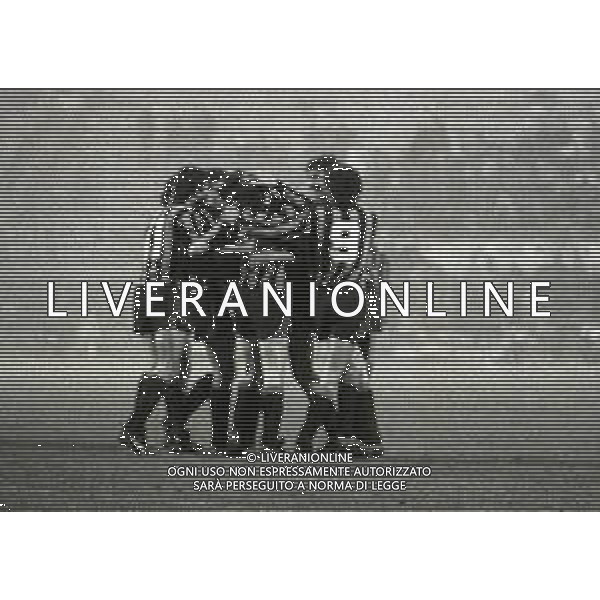 28-11-1979 MILANO QUARTI DI FINALE ANDATA DI COPPA ITALIA INTER -JUVENTUS 1-2 NELLAFOTO ABBRACCI GIOCATORI INTER DOPO IL GOAL DI GIUSEPPE PANCHERI AG ALDO LIVERANI SAS