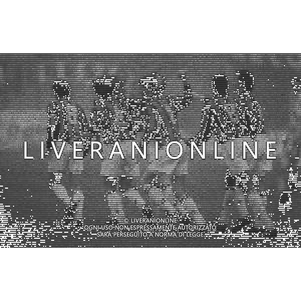 NEG-26-02-2995 MILANO-CAMPIONATO DI CALCIO SERIE A MILAN -CREMONESE 3-1 NELLA FOTO ABBRACCI GIOCATORI MILAN DOPO IL GOAL AG ALDO LIVERANI SAS