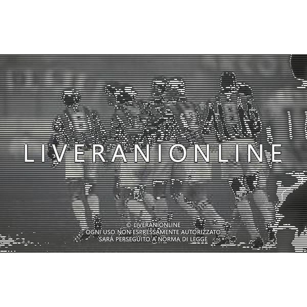 NEG-26-02-2995 MILANO-CAMPIONATO DI CALCIO SERIE A MILAN -CREMONESE 3-1 NELLA FOTO ABBRACCI GIOCATORI MILAN DOPO IL GOAL AG ALDO LIVERANI SAS