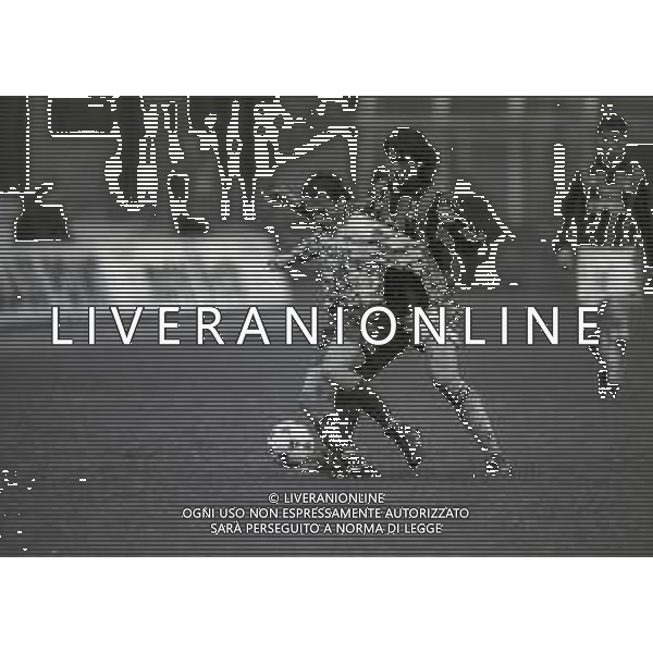 NEG-26-02-2995 MILANO-CAMPIONATO DI CALCIO SERIE A MILAN -CREMONESE 3-1 NELLA FOTO GOVANNI STROPPA CONTRASTA UN AVVERSARIO AG ALDO LIVERANI SAS