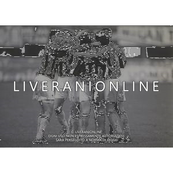 NEG-26-02-2995 MILANO-CAMPIONATO DI CALCIO SERIE A MILAN -CREMONESE 3-1 NELLA FOTO ABBRACCI GIOCATORI MILAN DOPO IL GOAL AG ALDO LIVERANI SAS